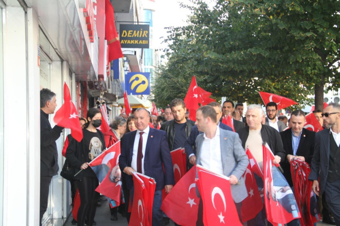 CHP 58.Bulvar Caddesinde Esnafa bayrak dağıttı 