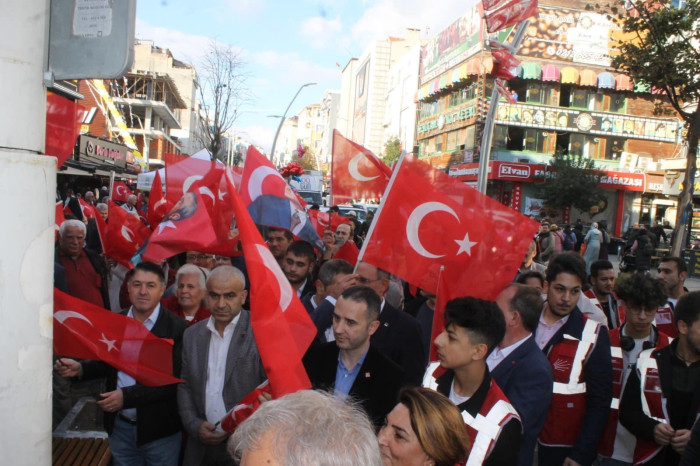 CHP 58.Bulvar Caddesinde Esnafa bayrak dağıttı 