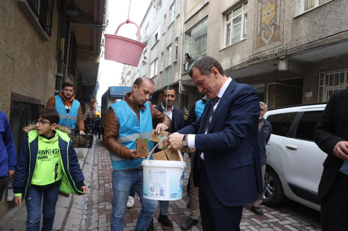 Zeytinburnu’na Bahar Fesleğenle Geldi