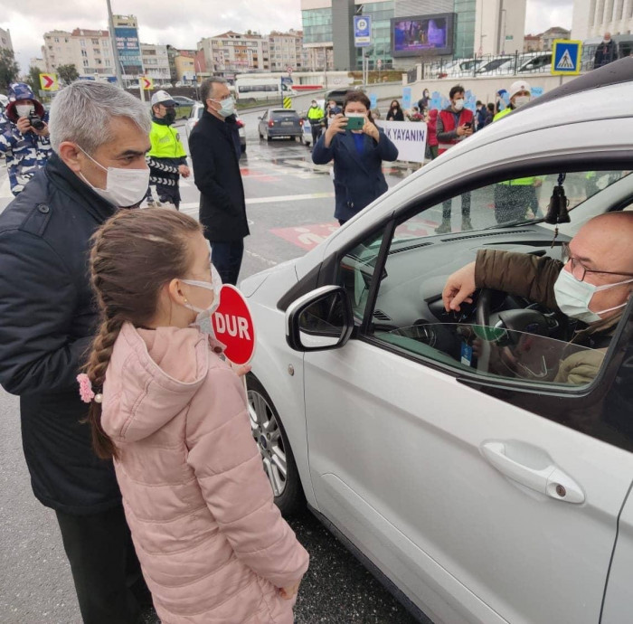 Zeytinburnu'nda Yaya Geçitleri Kırmızıya boyandı
