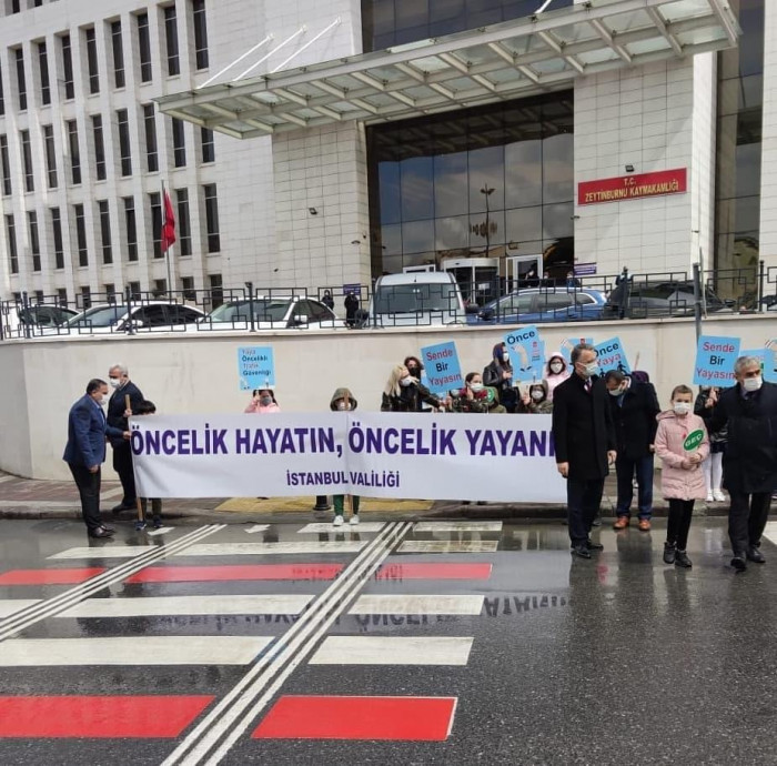 Zeytinburnu'nda Yaya Geçitleri Kırmızıya boyandı