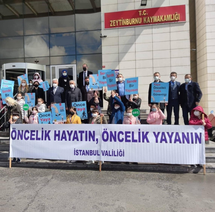 Zeytinburnu'nda Yaya Geçitleri Kırmızıya boyandı
