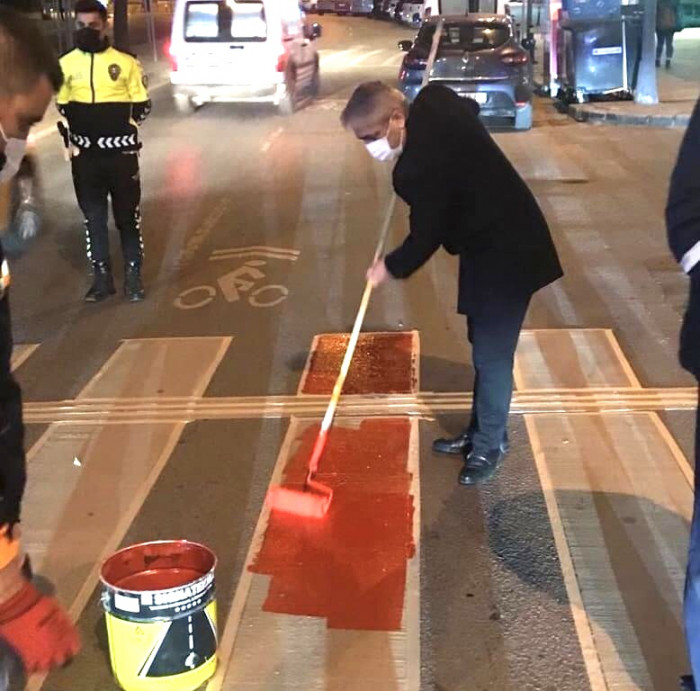 Zeytinburnu'nda Yaya Geçitleri Kırmızıya boyandı