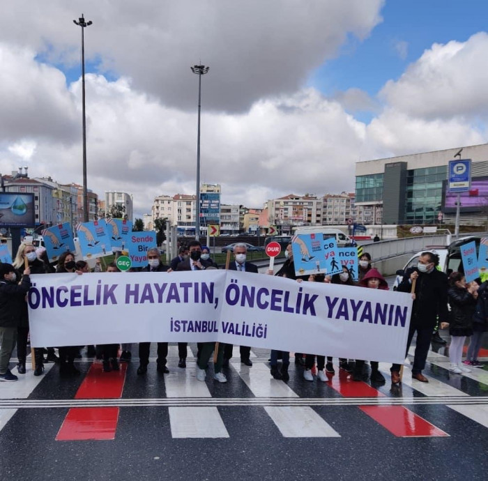 Zeytinburnu'nda Yaya Geçitleri Kırmızıya boyandı