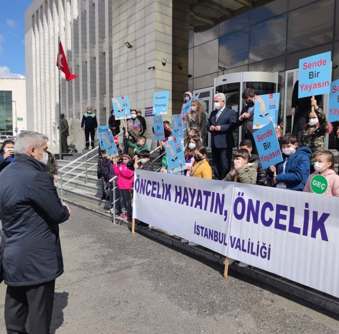 Zeytinburnu'nda Yaya Geçitleri Kırmızıya boyandı