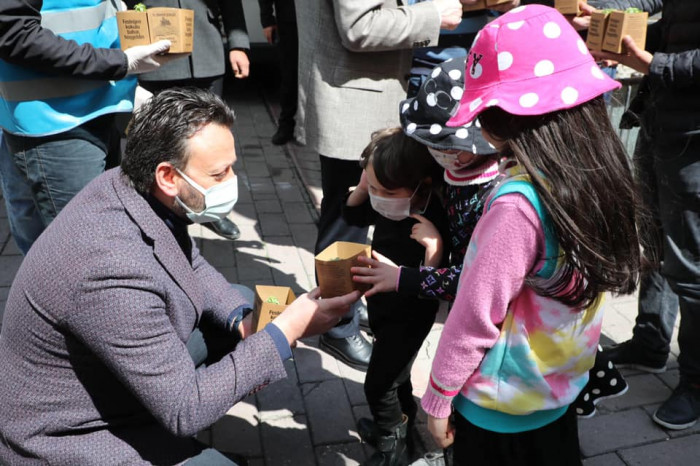 Yenidoğan Mahallesi’nin sokaklarını fesleğen kokusu sardı