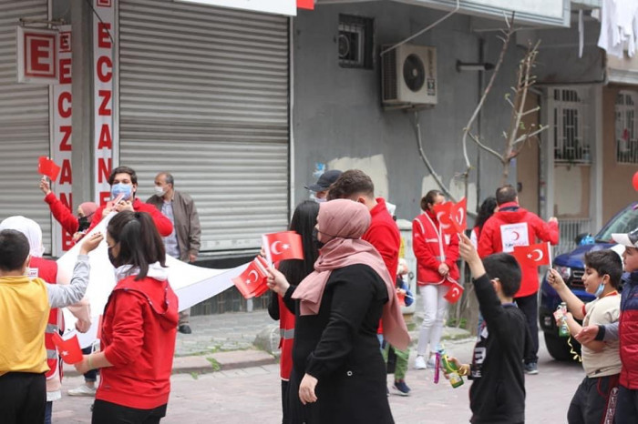 Kızılay Zeytinburnu 23 Nisan'da çocukları unutmadı