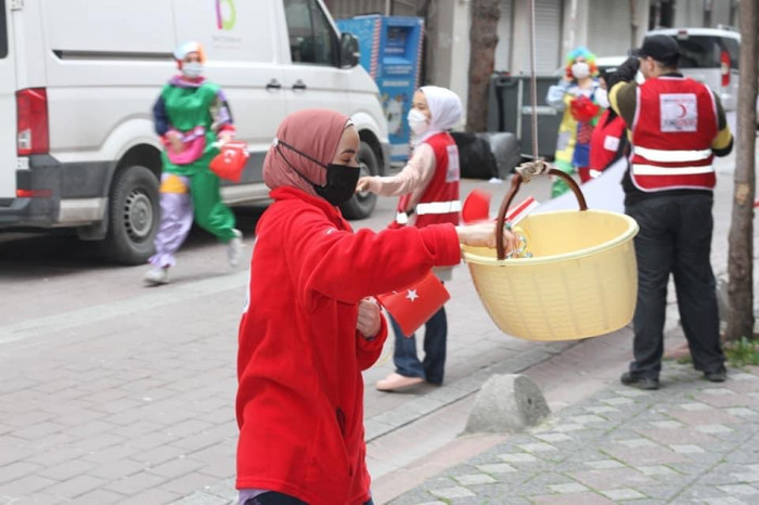 Kızılay Zeytinburnu 23 Nisan'da çocukları unutmadı