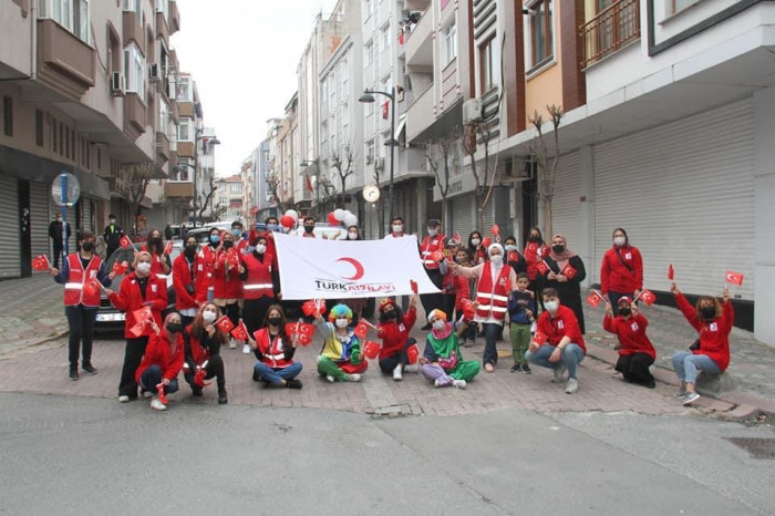 Kızılay Zeytinburnu 23 Nisan'da çocukları unutmadı