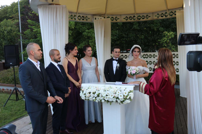 Büşra & Mert Hüseyin görkemli bir kır düğünüyle dünya evine girdiler