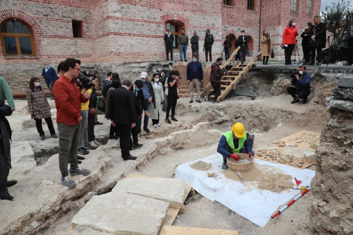 Kazlıçeşme Arkeolojik Kazı Alanı'nda lahit ve sandık tipi mezar bulundu