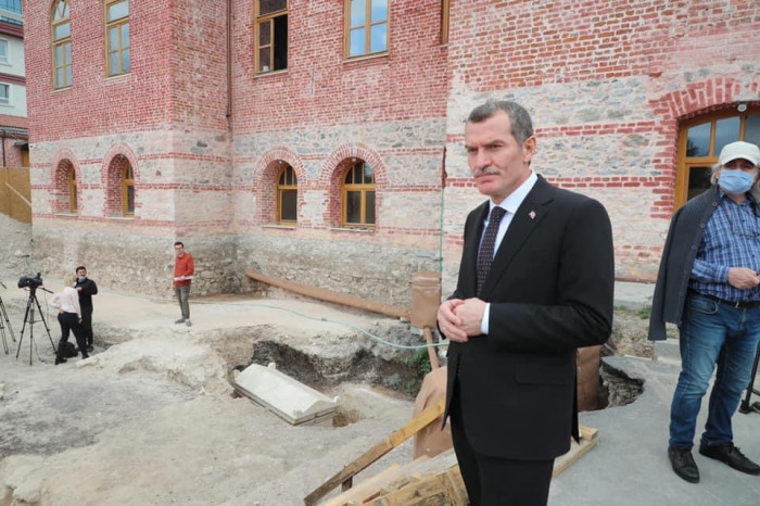 Kazlıçeşme Arkeolojik Kazı Alanı'nda lahit ve sandık tipi mezar bulundu