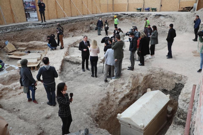 Kazlıçeşme Arkeolojik Kazı Alanı'nda lahit ve sandık tipi mezar bulundu