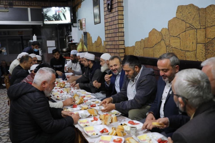 AK Teşkilat Cuma Sabahı Kahvaltısında Telsiz’deydi