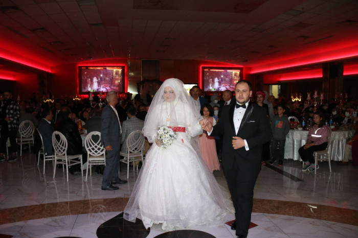 GÜNDEM Emirhan & Kübra Nur’un düğününde izdiham yaşandı
