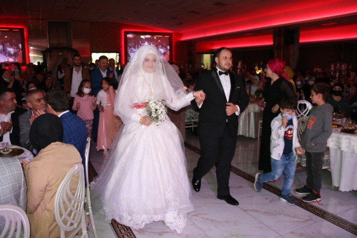GÜNDEM Emirhan & Kübra Nur’un düğününde izdiham yaşandı