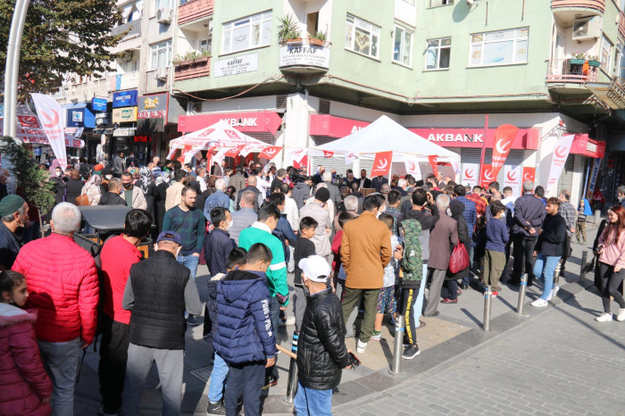 GÜNDEM Yeniden Refah Partisi Zeytinburnu'nda 10 Bin Kişiye Etli Pilav ikram etti