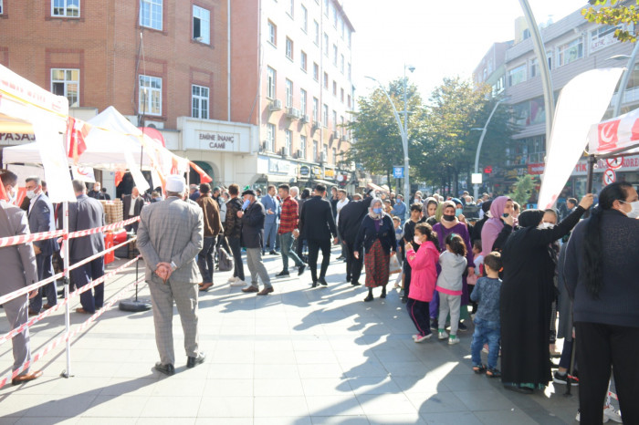 GÜNDEM Yeniden Refah Partisi Zeytinburnu'nda 10 Bin Kişiye Etli Pilav ikram etti