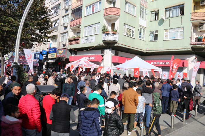 GÜNDEM Yeniden Refah Partisi Zeytinburnu'nda 10 Bin Kişiye Etli Pilav ikram etti