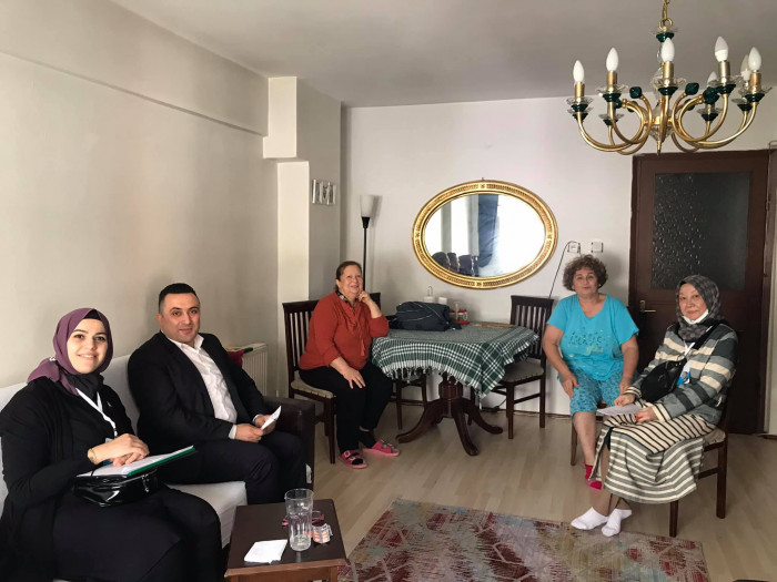 Meclis Üyesi Halis Özgenç bir oy için kapı kapı dolaşıyor