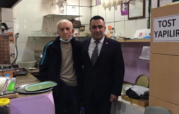 Meclis Üyesi Halis Özgenç bir oy için kapı kapı dolaşıyor