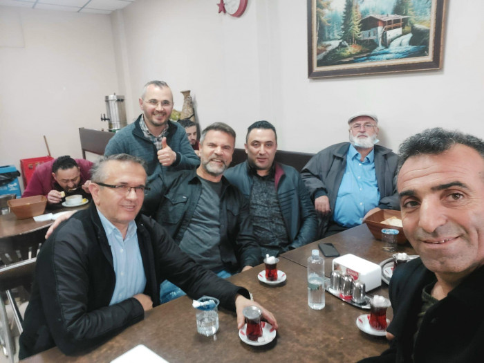 Meclis Üyesi Halis Özgenç bir oy için kapı kapı dolaşıyor