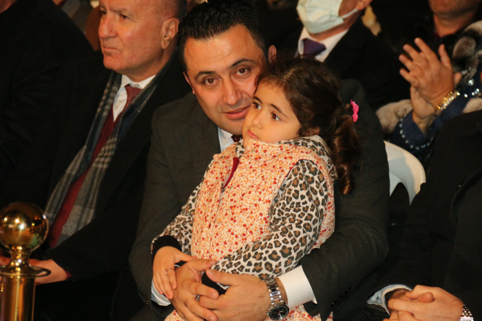 Meclis Üyesi Halis Özgenç bir oy için kapı kapı dolaşıyor