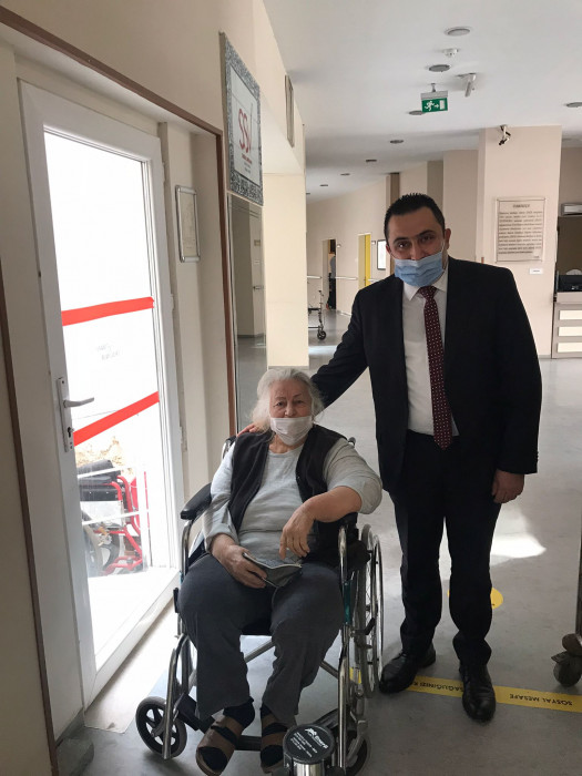 Meclis Üyesi Halis Özgenç bir oy için kapı kapı dolaşıyor