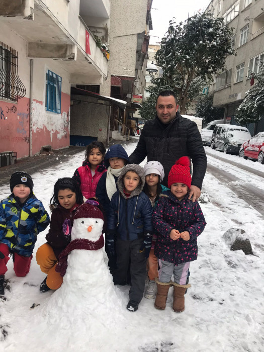 Meclis Üyesi Halis Özgenç bir oy için kapı kapı dolaşıyor