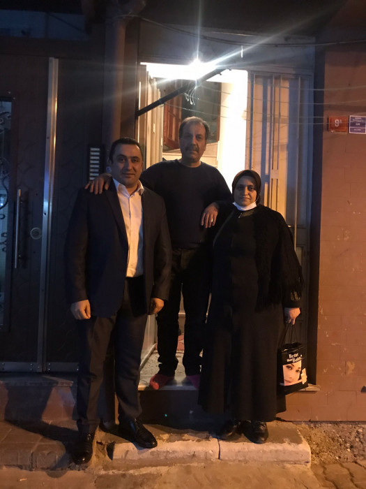 Meclis Üyesi Halis Özgenç bir oy için kapı kapı dolaşıyor