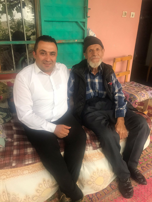 Meclis Üyesi Halis Özgenç bir oy için kapı kapı dolaşıyor