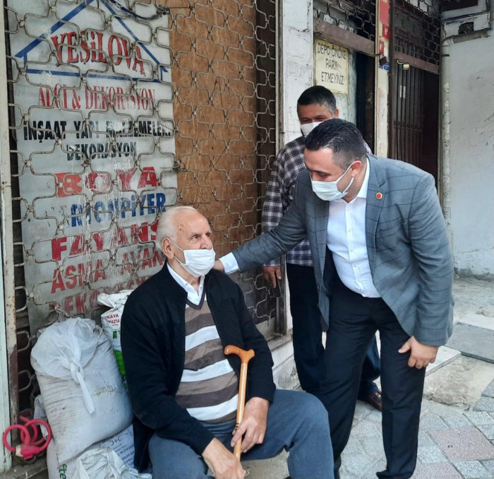 Meclis Üyesi Halis Özgenç bir oy için kapı kapı dolaşıyor