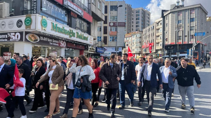 CHP'den Zeytinburnu'nda alternatif çelenk sunma töreni 