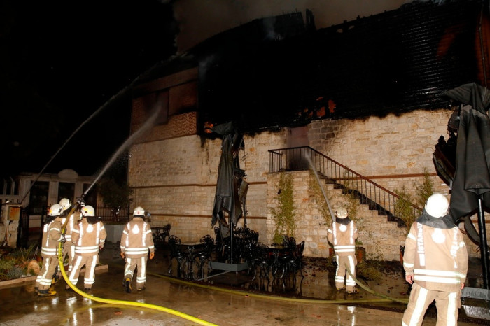 Tarihi Merkezefendi Fırını alev alev yandı