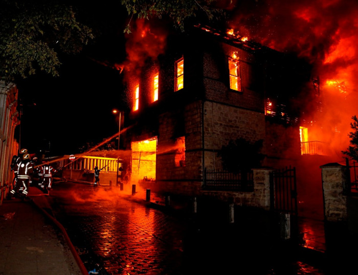 Tarihi Merkezefendi Fırını alev alev yandı