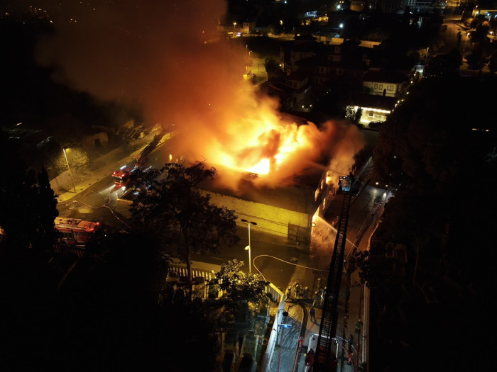 Tarihi Merkezefendi Fırını alev alev yandı
