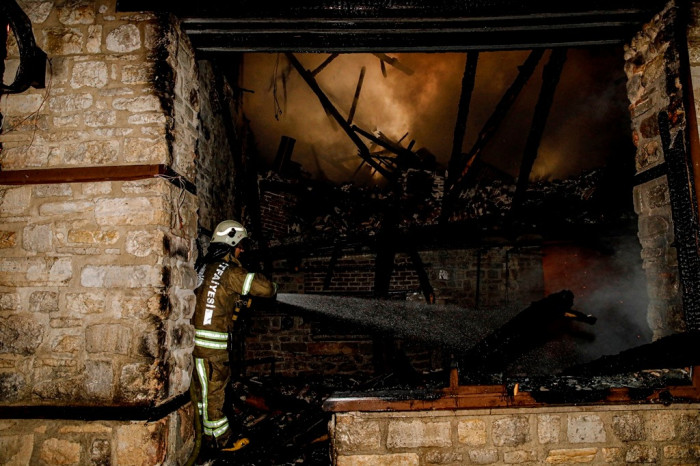 Tarihi Merkezefendi Fırını alev alev yandı