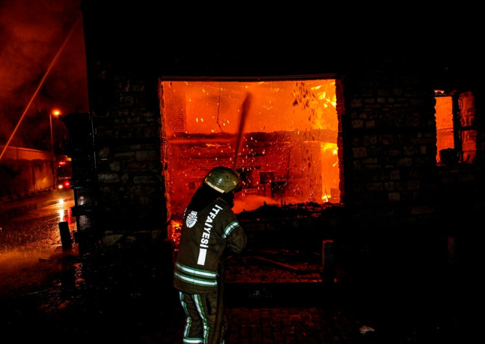 Tarihi Merkezefendi Fırını alev alev yandı