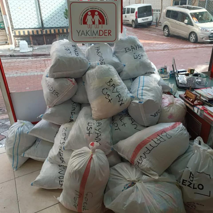 İZEDEF’ten Deprem Bölgesine 4 TIR Yardım 