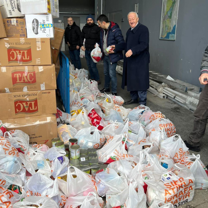 İZEDEF’ten Deprem Bölgesine 4 TIR Yardım 