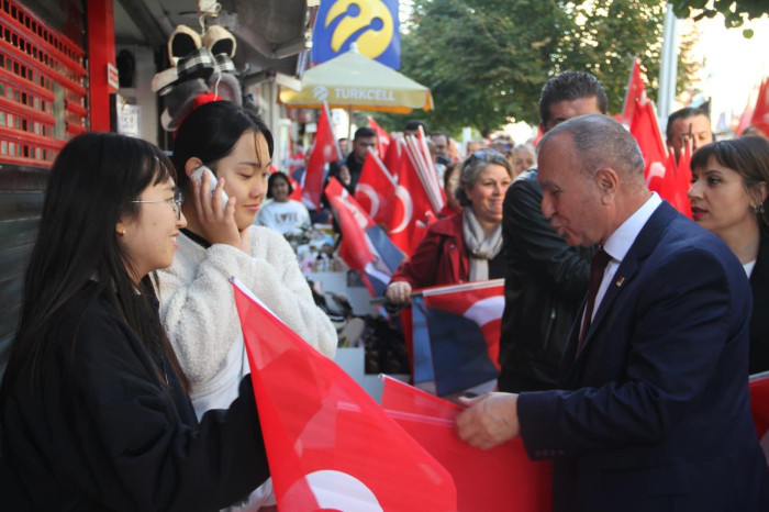 CHP 58.Bulvar Caddesinde Esnafa bayrak dağıttı 