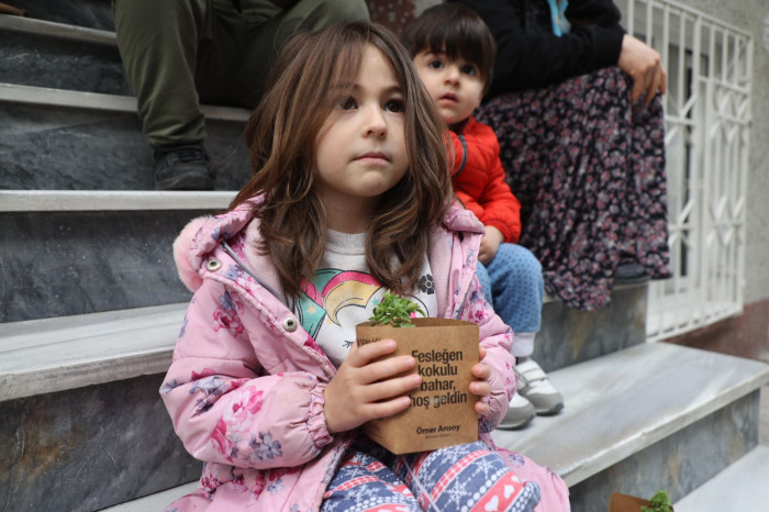 Zeytinburnu’na Bahar Fesleğenle Geldi