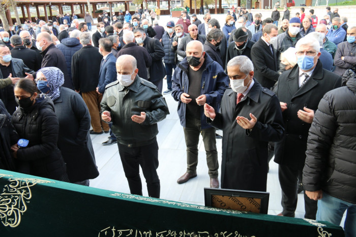 Duayen Gazeteci Mehmet Alpay gözyaşları arasında toprağa verildi