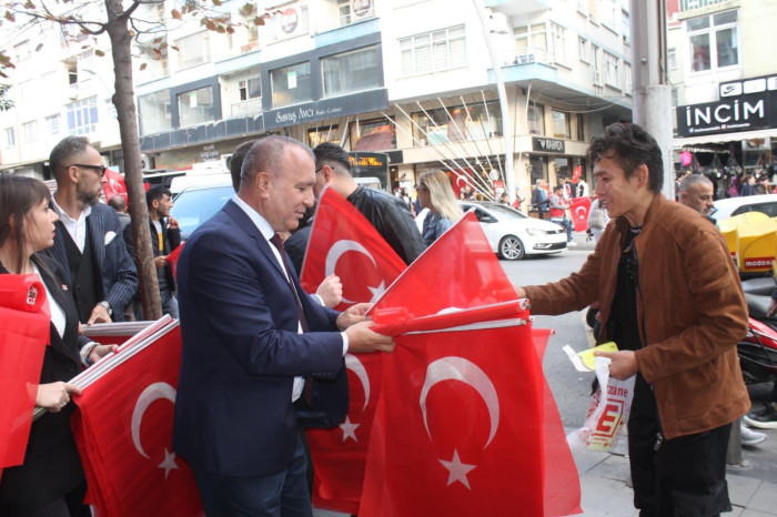 CHP 58.Bulvar Caddesinde Esnafa bayrak dağıttı 