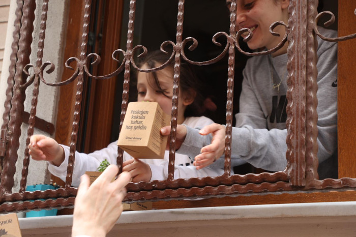 Zeytinburnu’na Bahar Fesleğenle Geldi