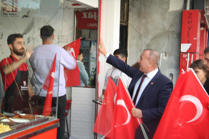 CHP 58.Bulvar Caddesinde Esnafa bayrak dağıttı 