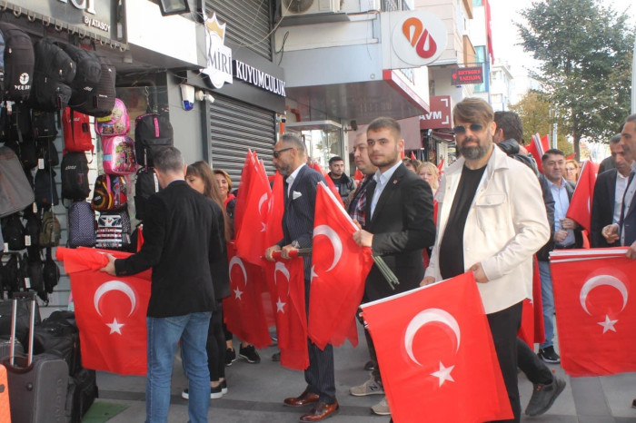 CHP 58.Bulvar Caddesinde Esnafa bayrak dağıttı 