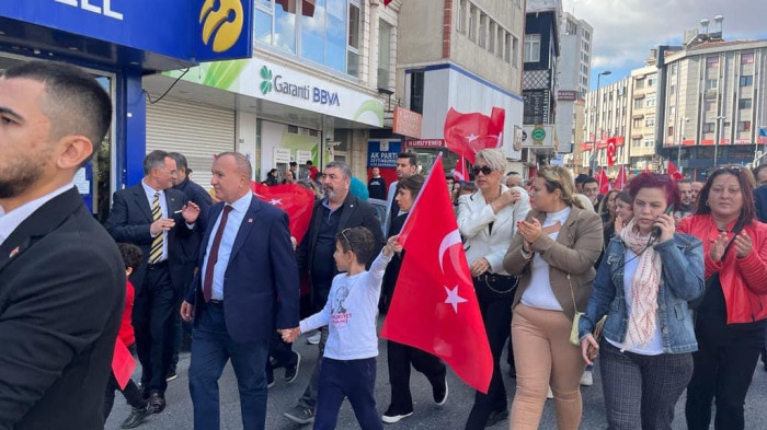 CHP'den Zeytinburnu'nda alternatif çelenk sunma töreni 