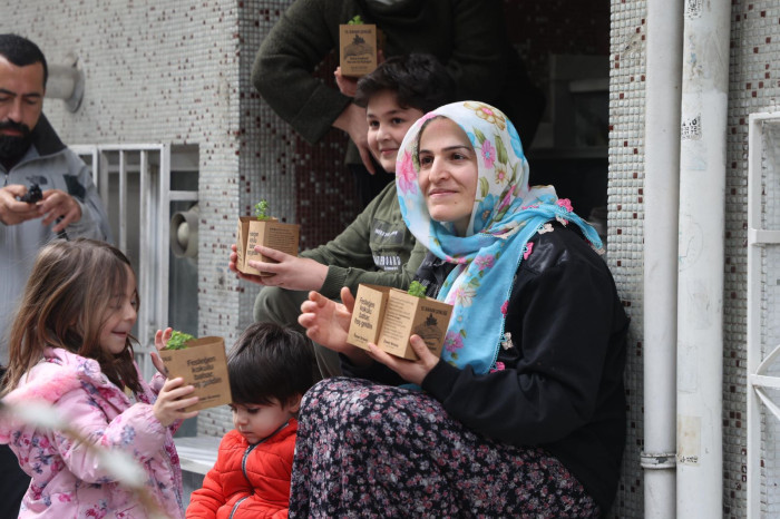 Zeytinburnu’na Bahar Fesleğenle Geldi