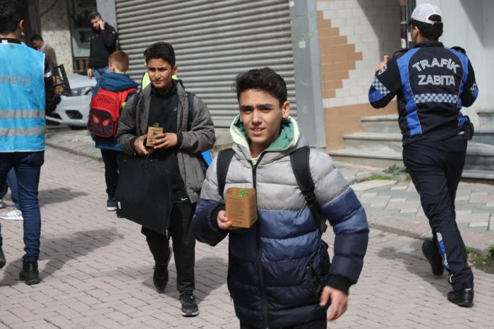 Zeytinburnu’na Bahar Fesleğenle Geldi